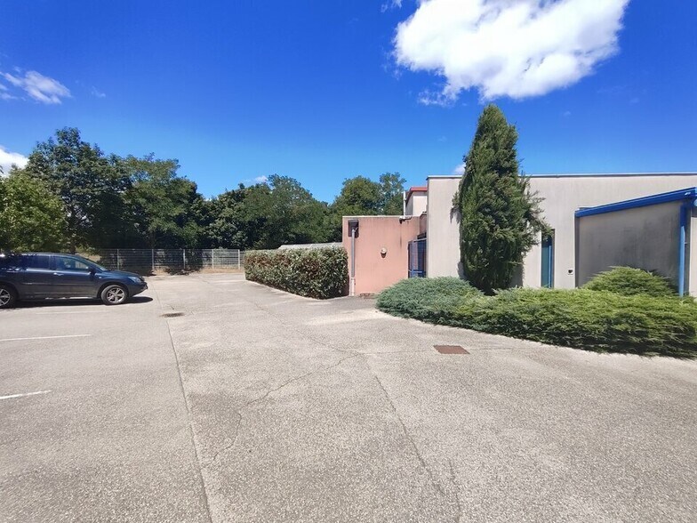 Office in Villefontaine for sale - Building Photo - Image 1 of 8