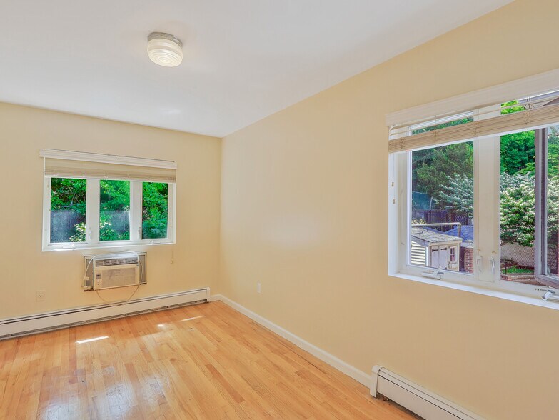 8666 Midland Pky, Jamaica, NY à vendre - Photo du bâtiment - Image 3 de 18