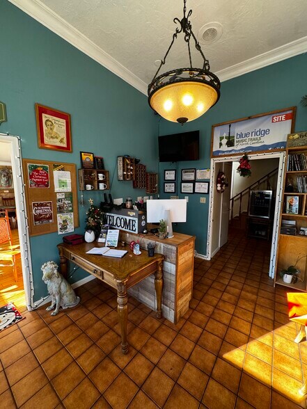 2878 Soco Rd, Maggie Valley, NC à vendre - Hall d’entrée - Image 3 de 19