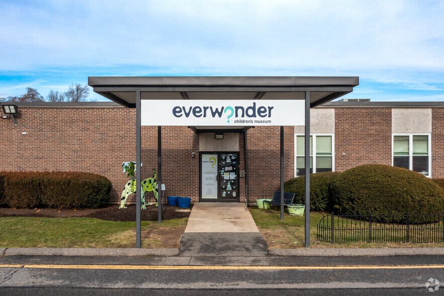 31 Pecks Ln, Newtown, CT à louer - Photo du bâtiment - Image 3 de 5