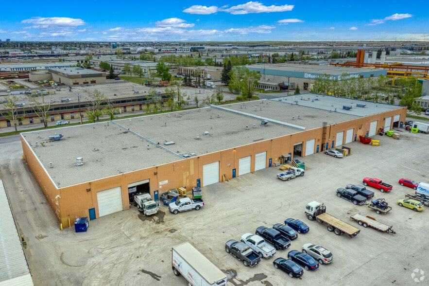 3925 56th Ave SE, Calgary, AB à louer - Photo du bâtiment - Image 2 de 2
