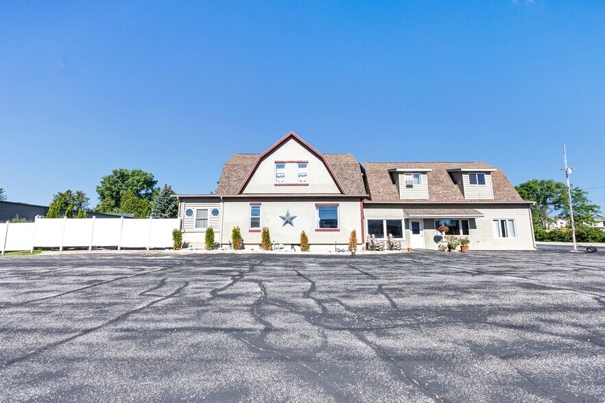 513-529 Duluth Ave, Sturgeon Bay, Sturgeon Bay, WI à vendre - Photo du bâtiment - Image 1 de 51