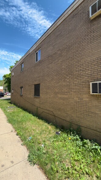 11180 E Seven Mile Rd, Detroit, MI à vendre - Photo du bâtiment - Image 3 de 11