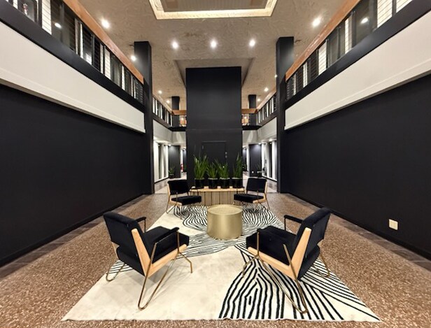 3015 E Skelly Dr, Tulsa, OK à louer - Photo du bâtiment - Image 2 de 14