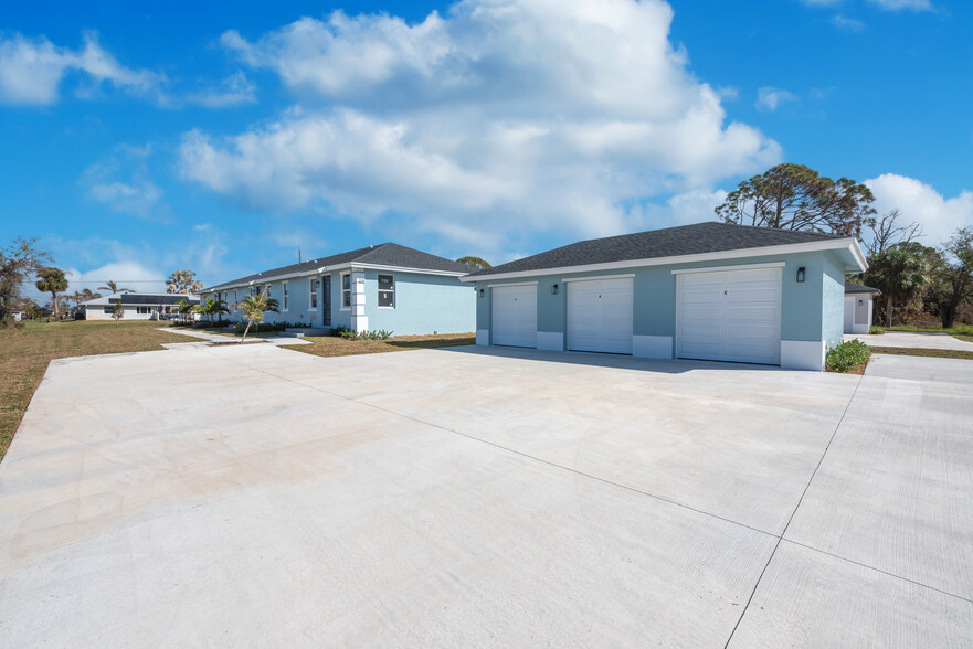 248 Rotonda Blvd W, Rotonda West, FL for sale - Primary Photo - Image 1 of 19