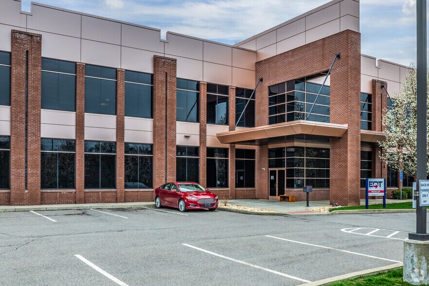 400 Woodcliff Dr, Canonsburg, PA à louer - Photo du bâtiment - Image 2 de 13