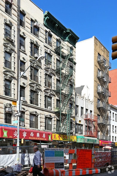 208 Grand St, New York, NY for sale - Building Photo - Image 3 of 7