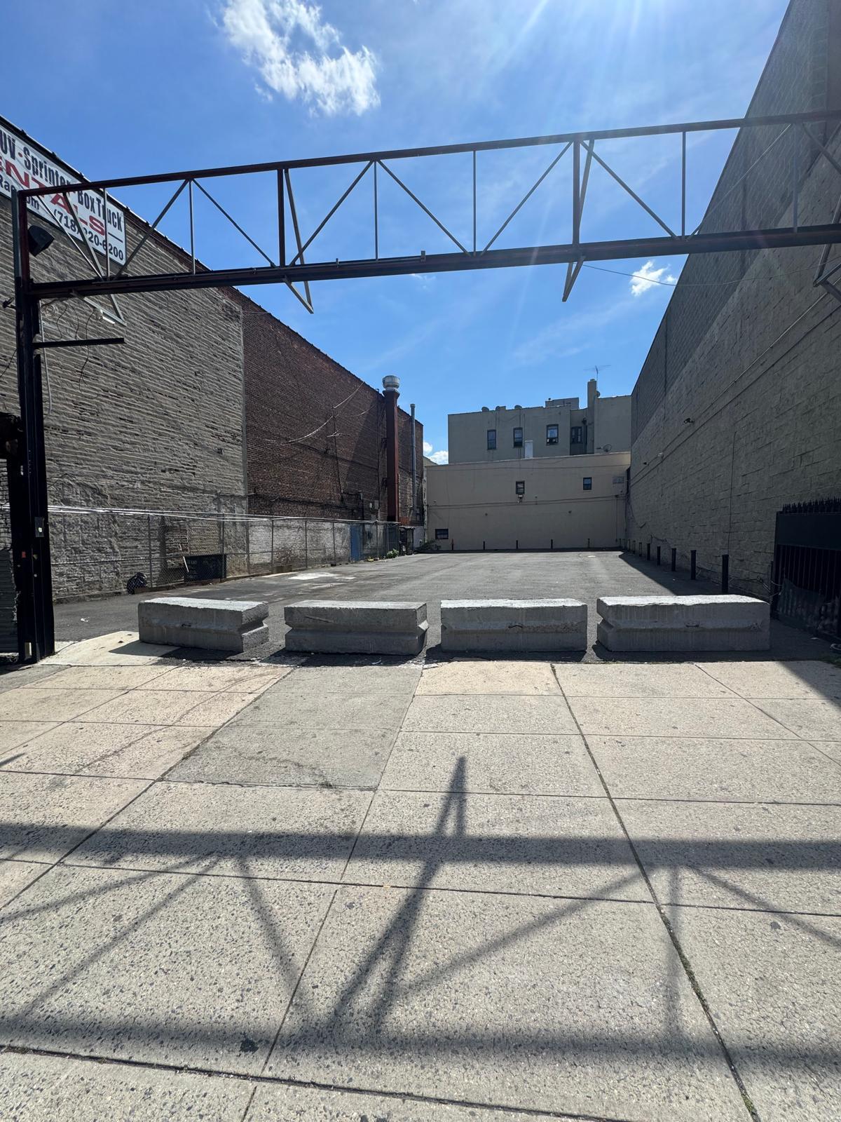 602 E Fordham Rd, Bronx, NY for lease Primary Photo- Image 1 of 3