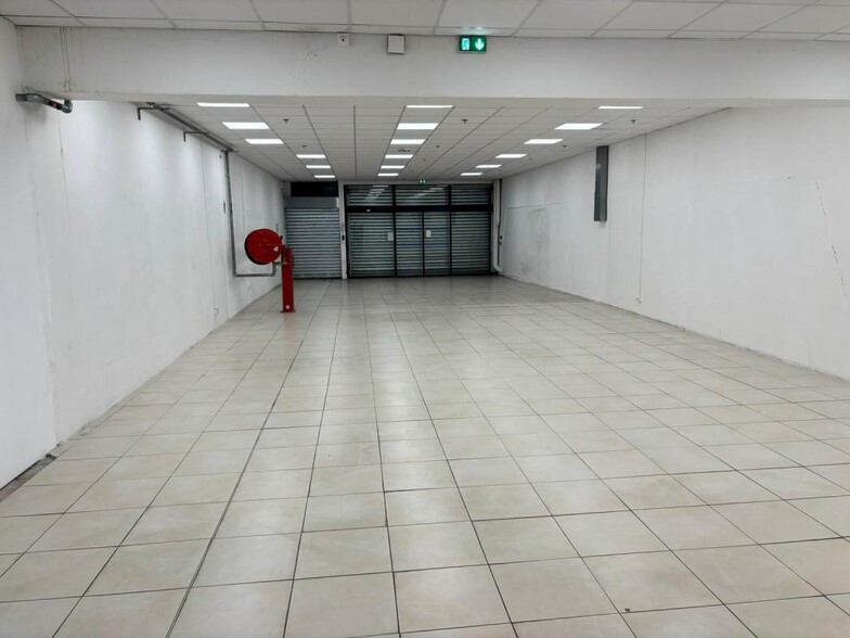 Retail in Paris for lease - Interior Photo - Image 2 of 3