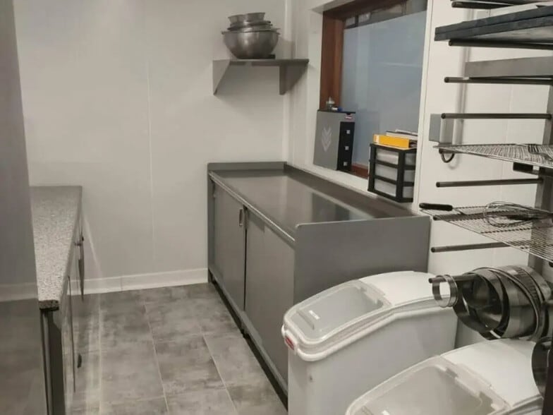 Flex in Rouen for lease - Interior Photo - Image 2 of 4