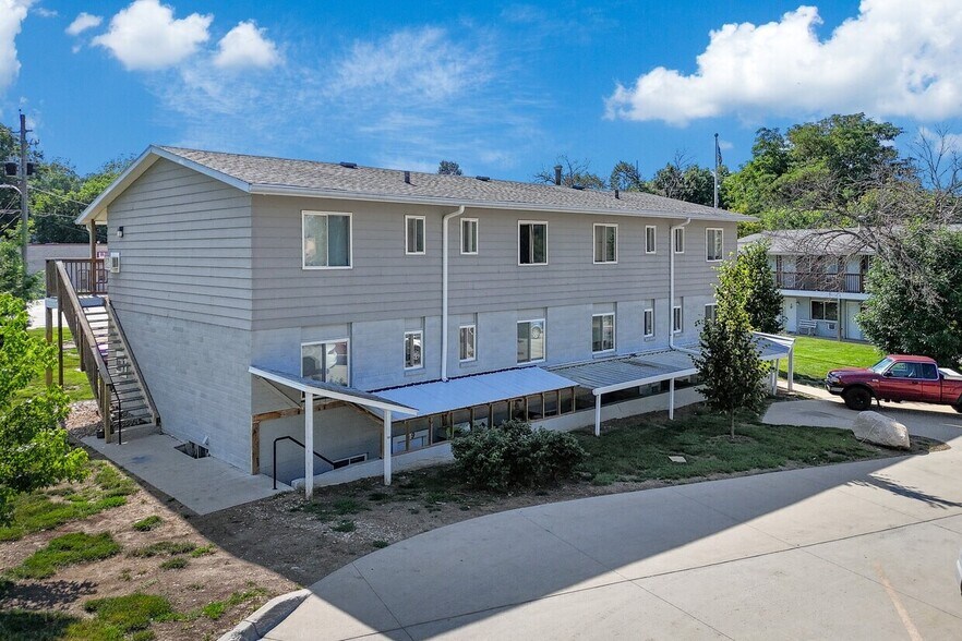 2127 Indianola Ave, Des Moines, IA à vendre - Photo du bâtiment - Image 3 de 4