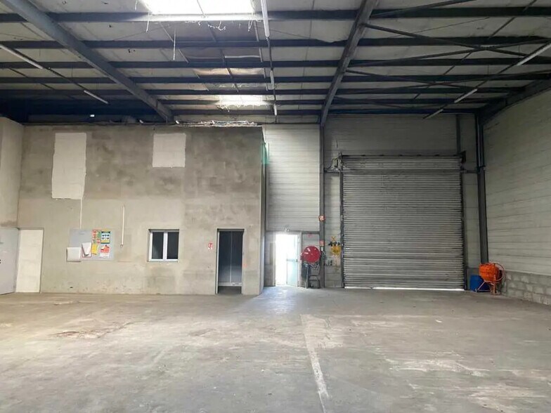 Office in Toussieu for lease - Interior Photo - Image 1 of 7