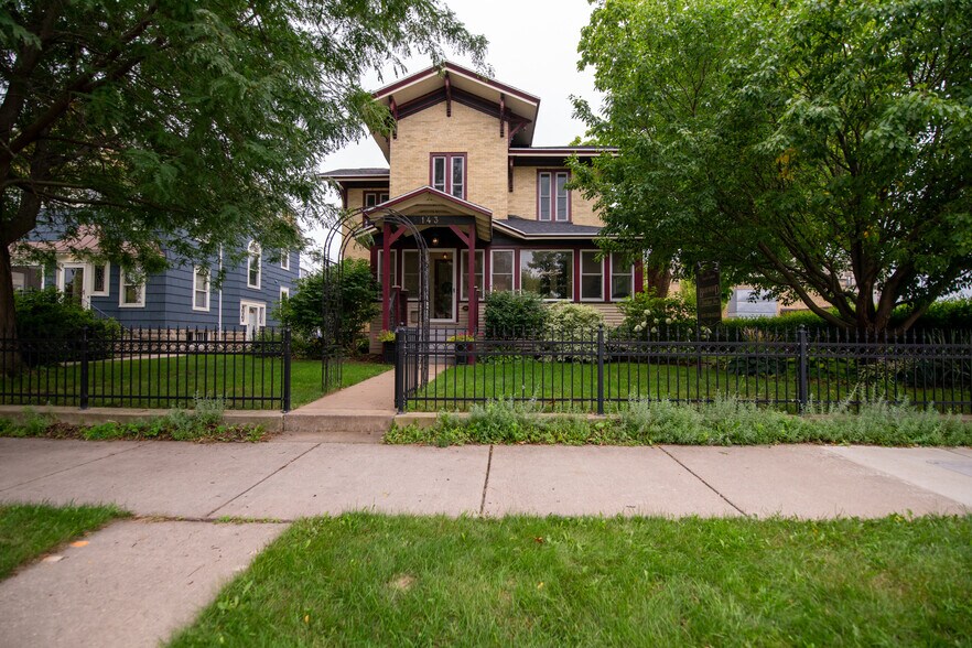 143 Church Ave, Oshkosh, WI à vendre - Photo du bâtiment - Image 1 de 57