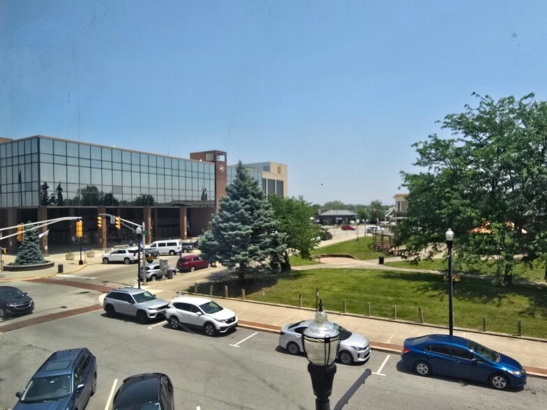 911 Meridian St, Anderson, IN for sale - Building Photo - Image 3 of 10