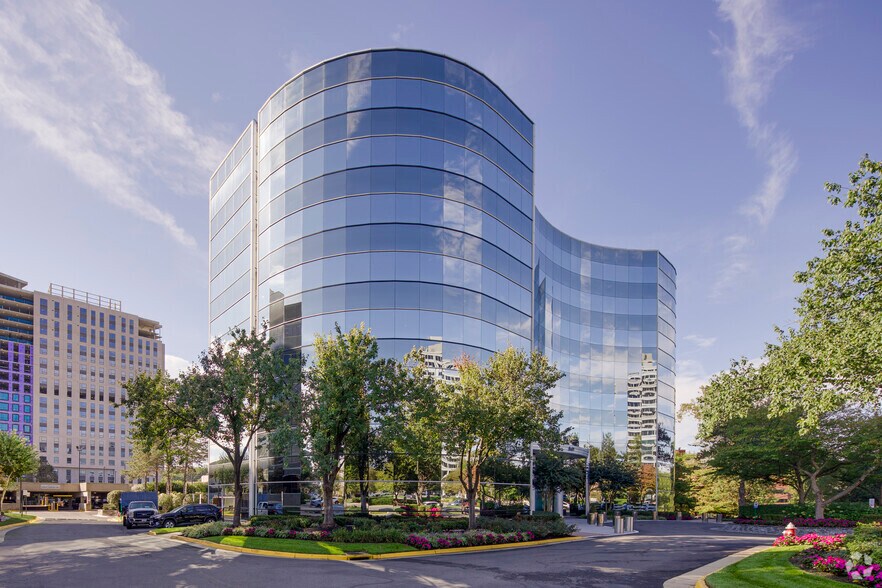 8609 Westwood Center Dr, Vienna, VA à louer - Photo du bâtiment - Image 1 de 23