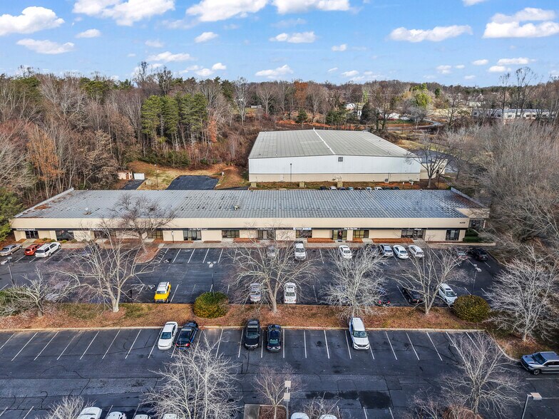 4410 Providence Ln, Winston-Salem, NC à louer - Photo du bâtiment - Image 3 de 4