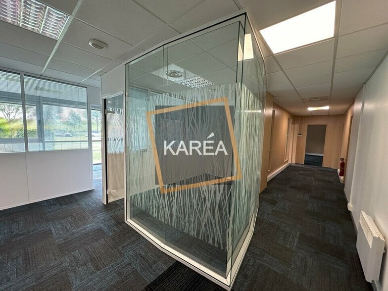 Office in Magny-le-Hongre for lease - Interior Photo - Image 1 of 5