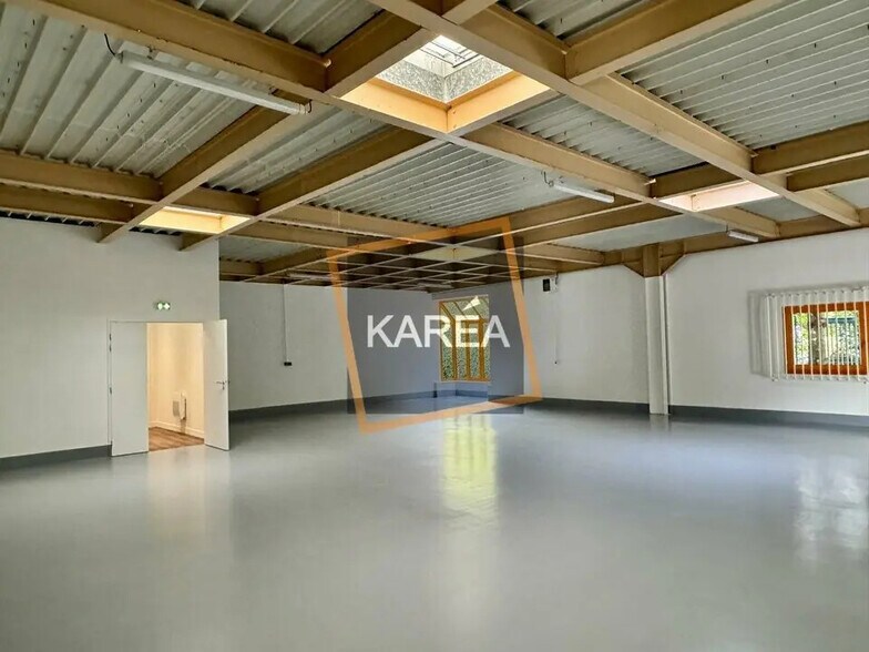 Flex in Croissy-Beaubourg for lease - Interior Photo - Image 3 of 5