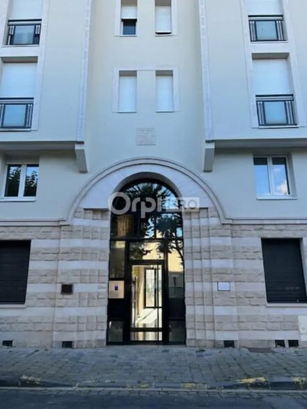 Office in Reims for lease - Building Photo - Image 1 of 12