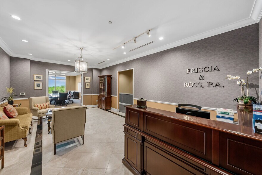 5550 W Executive Dr, Tampa, FL à vendre - Photo du bâtiment - Image 3 de 9