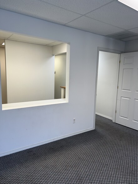 2409 Broadway St, Mount Vernon, IL for lease - Interior Photo - Image 2 of 12