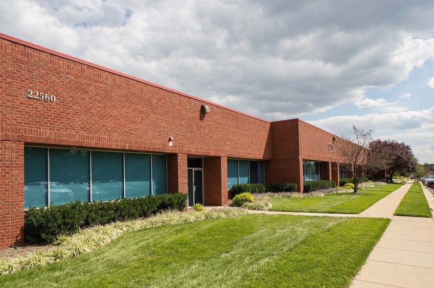 22560 Glenn Dr, Sterling, VA à louer - Photo du bâtiment - Image 3 de 16