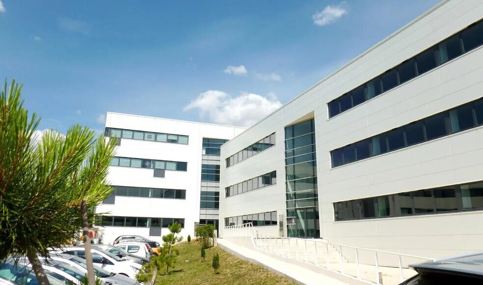 Office in Montpellier for lease - Building Photo - Image 1 of 34