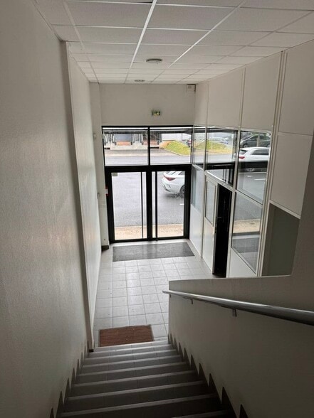 Flex in Montévrain for lease - Lobby - Image 3 of 3