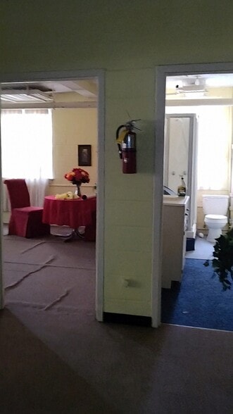 338 Roanoke Ave, Roanoke Rapids, NC for sale - Interior Photo - Image 2 of 22