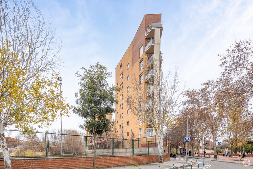 Carrer de Sant Adrià, 43-53, Barcelona, Barcelona for sale - Building Photo - Image 3 of 4