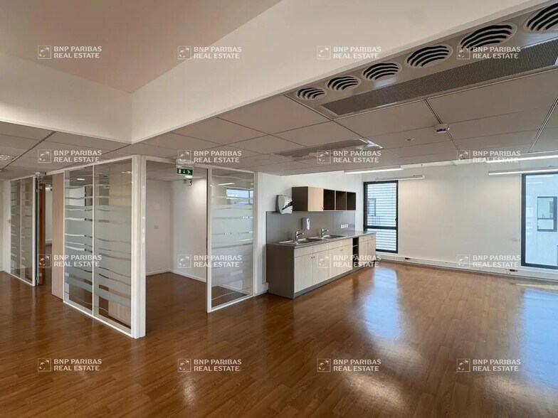 Bureau dans Meylan à louer - Photo du bâtiment - Image 3 de 19