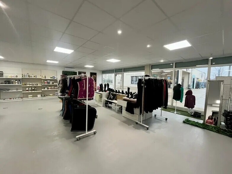 Retail in Velleron for lease - Building Photo - Image 3 of 4