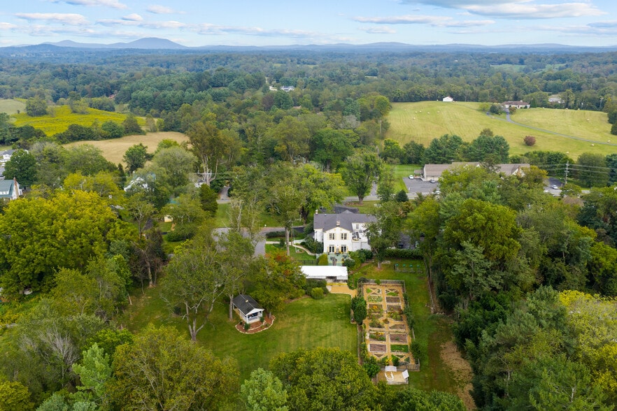 675 Zachary Taylor Hwy, Flint Hill, VA for sale - Building Photo - Image 3 of 34