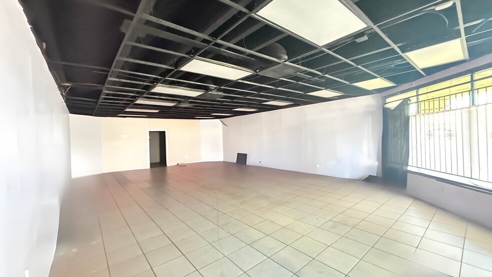 555 S Mt Vernon Ave, San Bernardino, CA à louer - Photo du bâtiment - Image 2 de 29