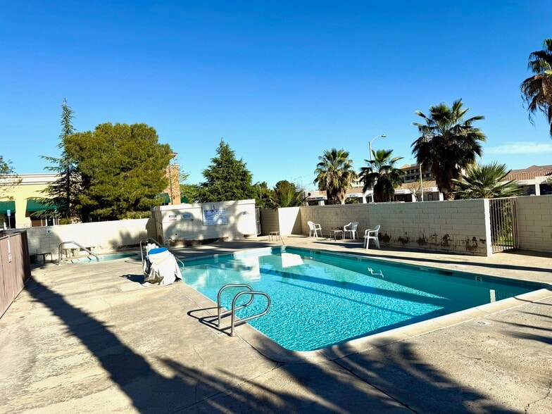 430 W Palmdale Blvd, Palmdale, CA à vendre - Photo du bâtiment - Image 3 de 32