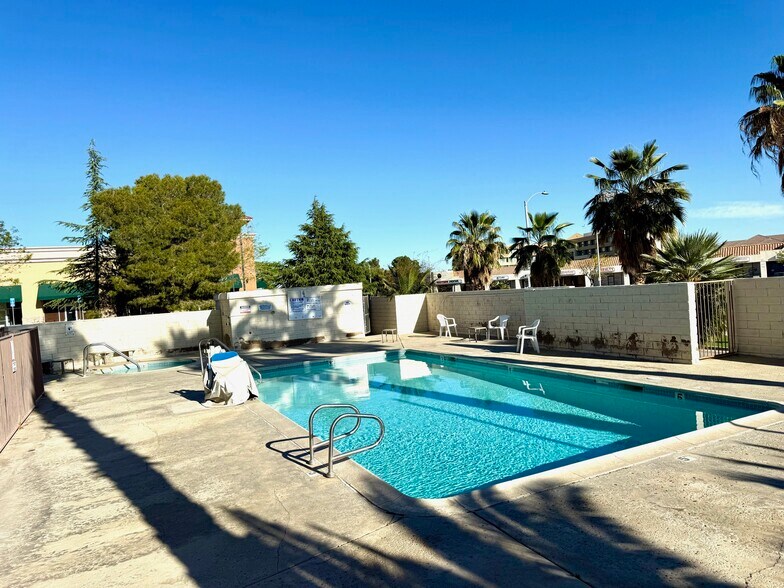 430 W Palmdale Blvd, Palmdale, CA à vendre - Photo du bâtiment - Image 3 de 32