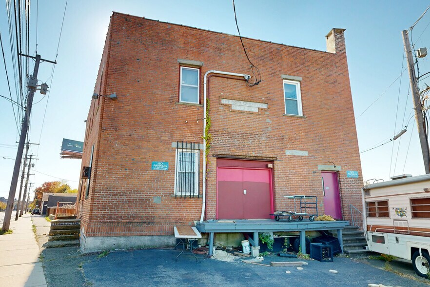 725 Housatonic Ave, Bridgeport, CT à vendre - Photo du bâtiment - Image 2 de 12