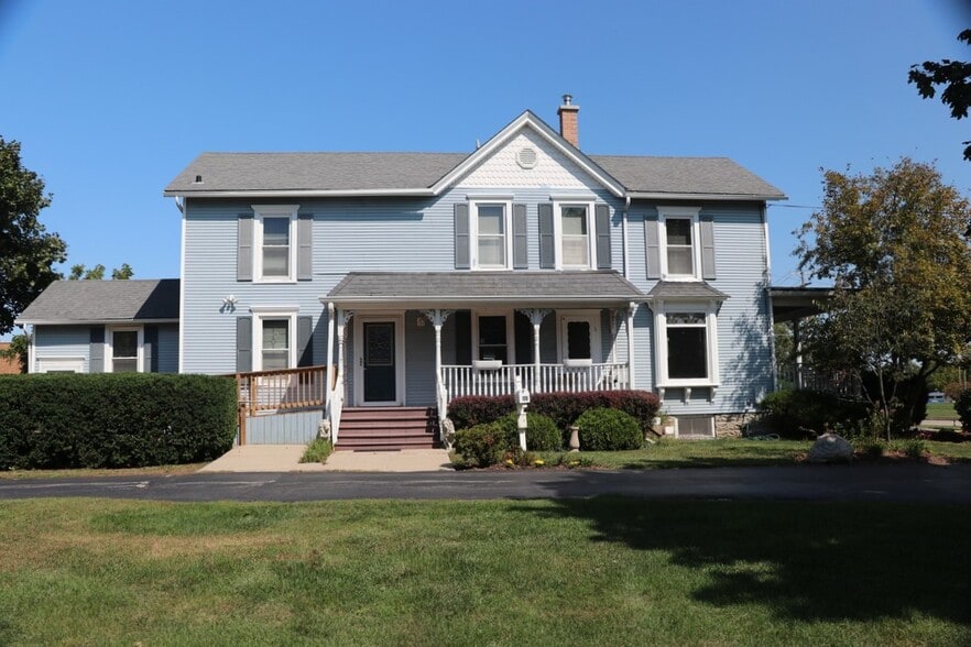 108 N Walkup Ave, Crystal Lake, IL for sale - Building Photo - Image 1 of 15