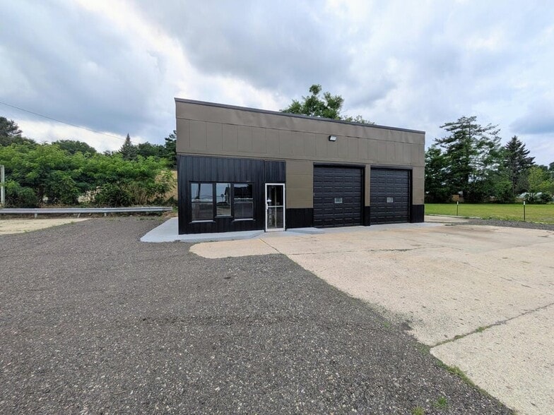 5861 W Houghton Lake Dr, Houghton Lake, MI for sale - Building Photo - Image 3 of 9