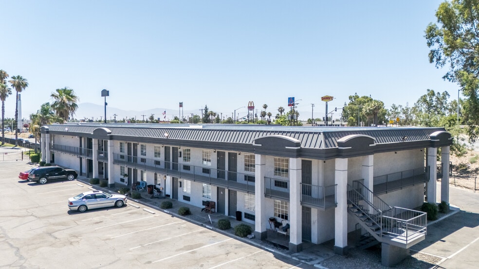 2700 White Ln, Bakersfield, CA à vendre - Photo du bâtiment - Image 2 de 36