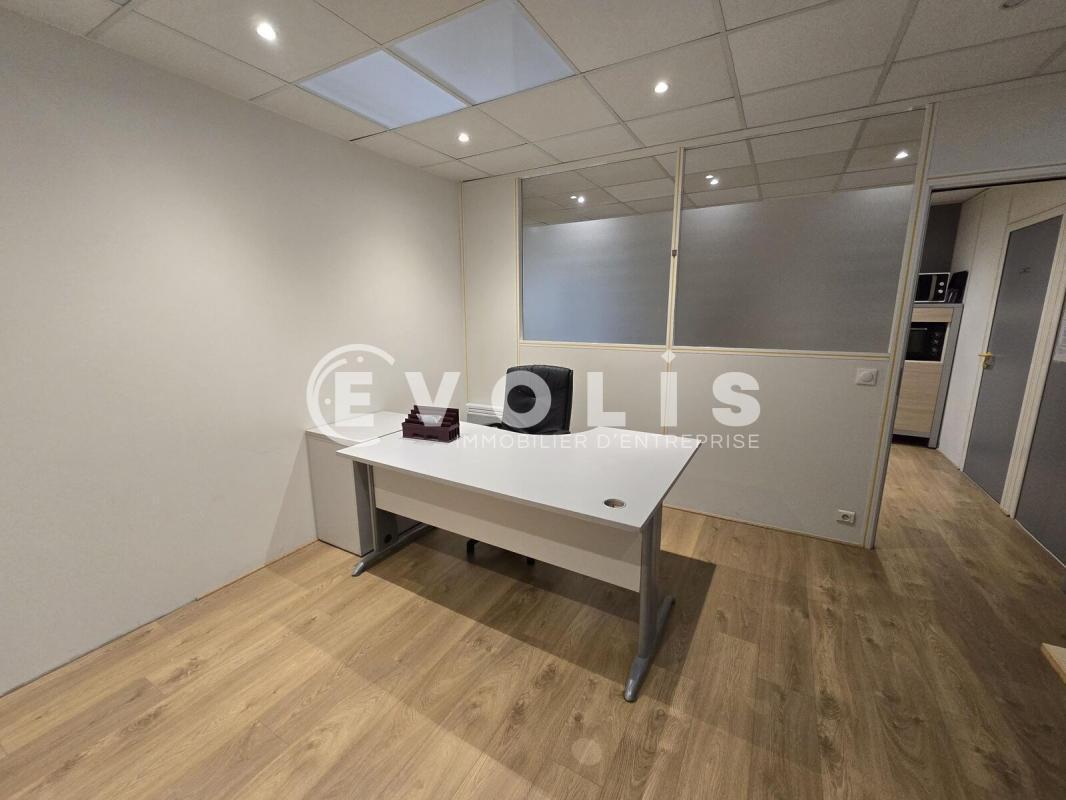 Office in Nozay for lease Interior Photo- Image 1 of 9