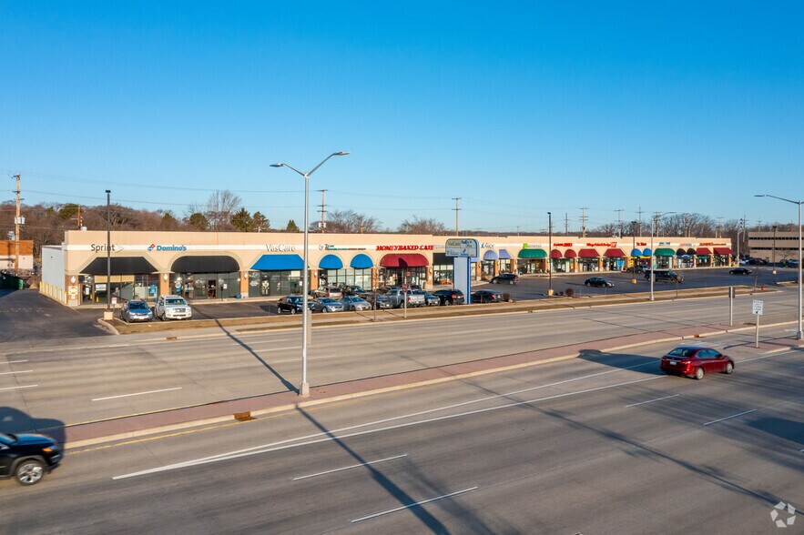 801-869 N Mayfair Rd, Wauwatosa, WI à louer - Photo du bâtiment - Image 1 de 12