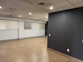 1300 Cummins Rd, Des Moines, IA for lease Building Photo- Image 2 of 7