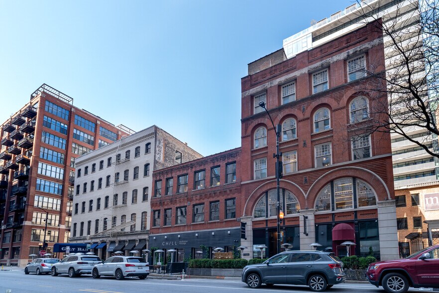 220-230 W Kinzie St, Chicago, IL à louer - Photo du bâtiment - Image 1 de 13