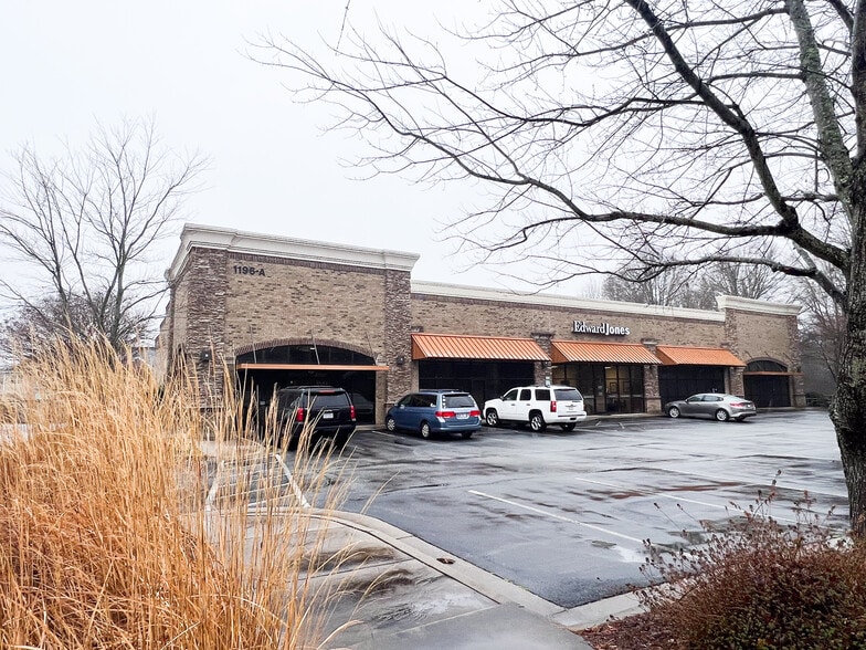 1196 Pleasant Ridge Rd, Greensboro, NC for lease - Building Photo - Image 3 of 26