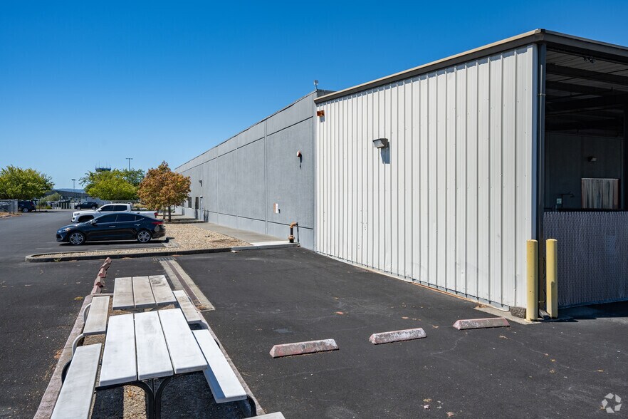 3780 Flightline Dr, Santa Rosa, CA à louer - Photo du bâtiment - Image 3 de 4