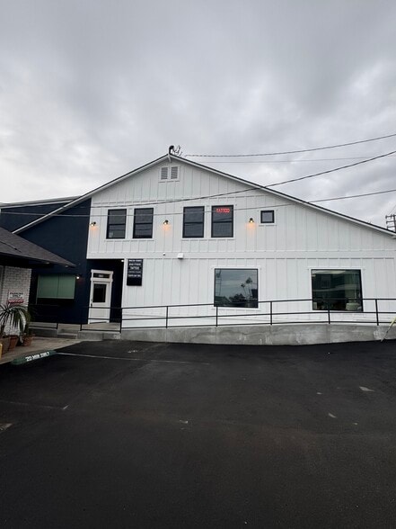 363-371 N Old Newport Blvd, Newport Beach, CA for lease - Building Photo - Image 3 of 7