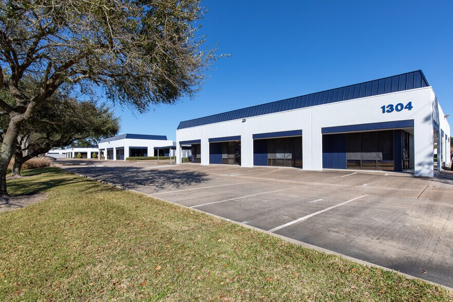 1304 Langham Creek Dr, Houston, TX à louer - Photo du bâtiment - Image 3 de 5