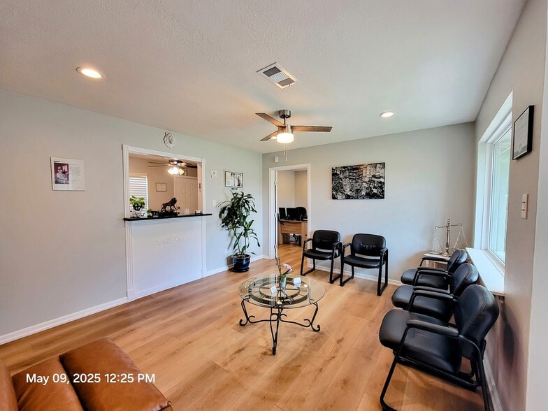 1913 Hemlock Dr, Haltom City, TX for sale - Interior Photo - Image 2 of 27