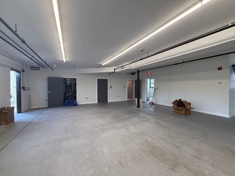 70 Clematis Ave, Waltham, MA for lease - Interior Photo - Image 3 of 22